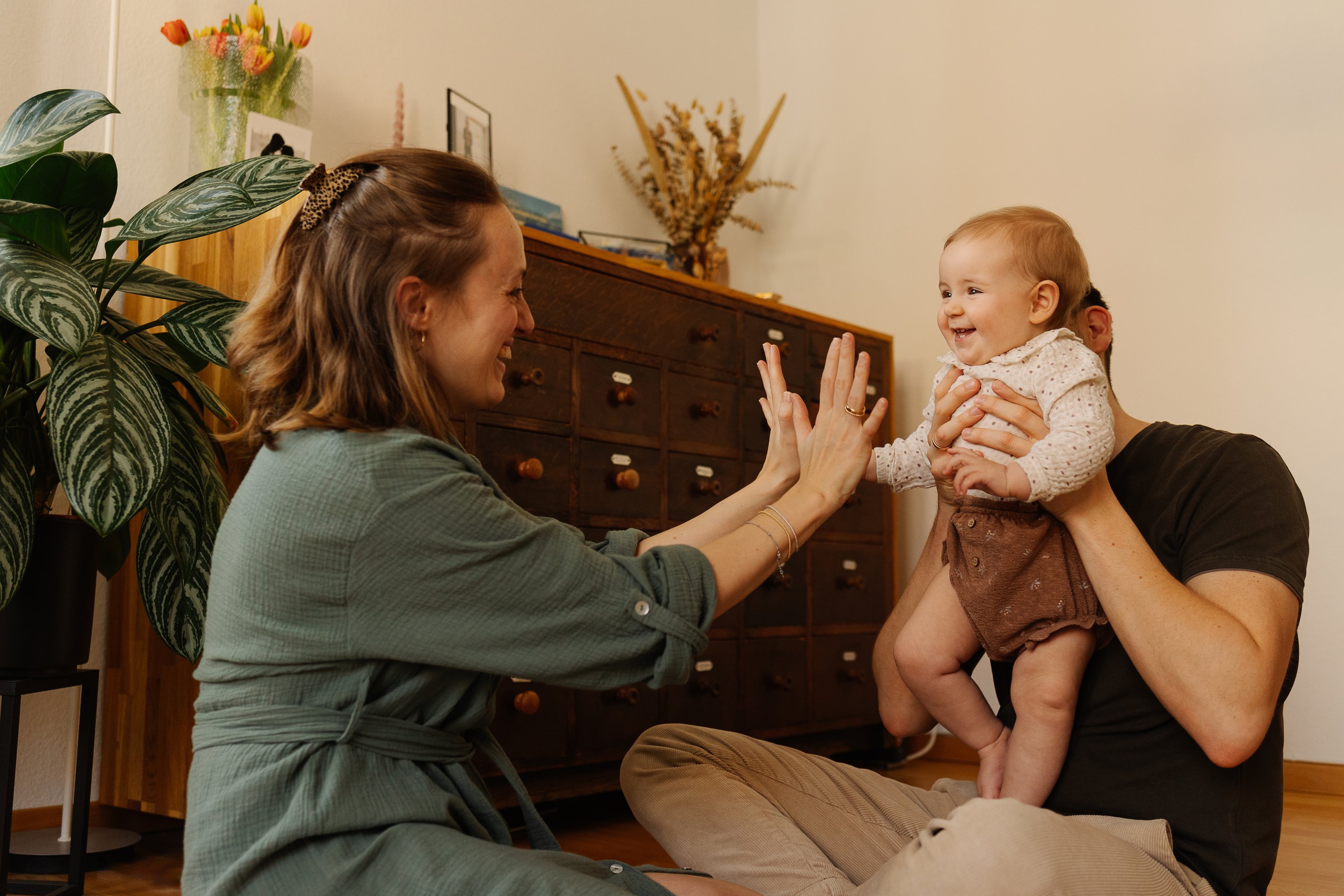 Pauline lacht in einer Praxis-Atmosphäre